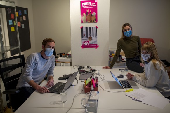 Operation Libero Co-Praesident Stefan Manser-Egli, von links, Co-Praesidentin Laura Zimmermann und Geschaeftsfuehrerin Isabelle Gerber bereiten sich fuer die Online Pressekonferenz vor in ihrem Buero  ...