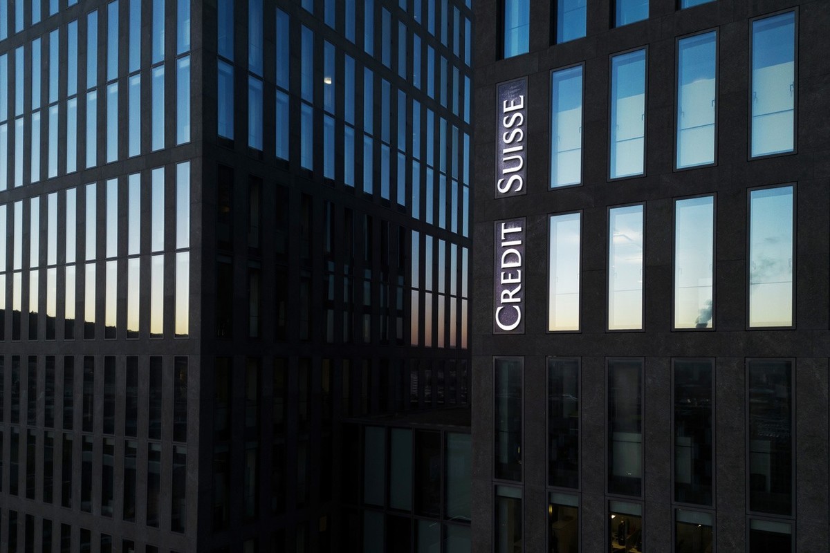 Das Logo der Schweizer Bank Credit Suisse an einem Gebaeude der Bank in Zuerich Oerlikon, aufgenommen mit einer Drohne am Mittwoch, 23. November 2022 in Zuerich. Die Aktionaere haben der Beschaffung v ...