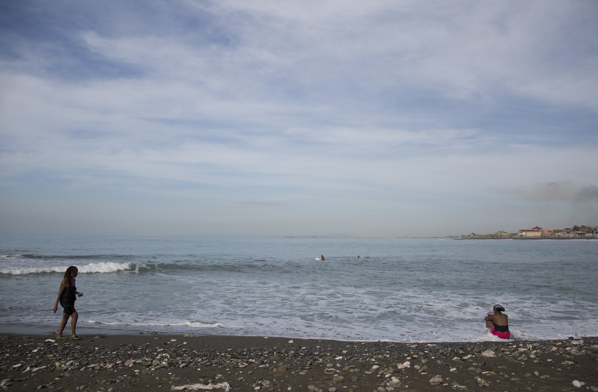 FILE - People gather on Wickie Wackie Beach in Kingston, Jamaica, Oct. 2, 2016. Deliberations over how and if to allow deep sea mining unfolded Monday, July 15, 2024, as the U.N. International Seabed  ...