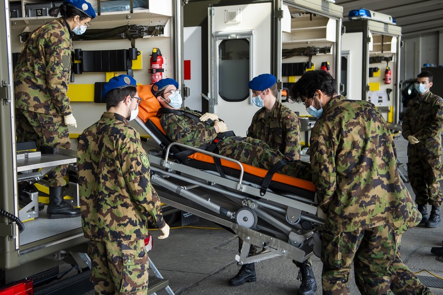 Soldiers from the Swiss Army &quot;Bataillon Hopital 2&quot; from &quot;Division territoriale 1&quot; practice health and medical exercises in the military camp before being deployed in support of pub ...