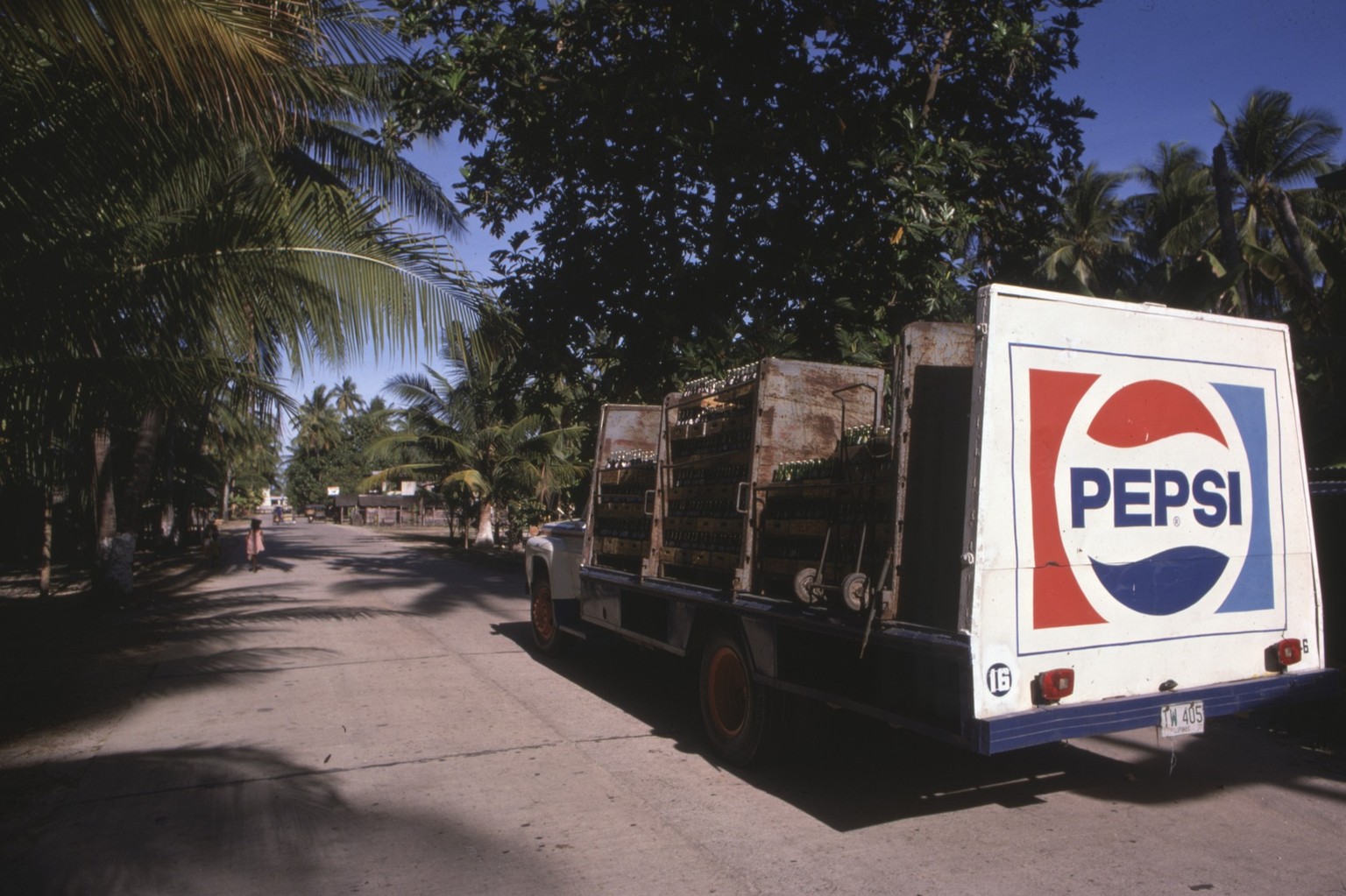 Camion transportant du Pepsi sur l&#039;Ile de Cebu Island aux Philippines en 1978. (Photo by Francois LOCHON/Gamma-Rapho via Getty Images)