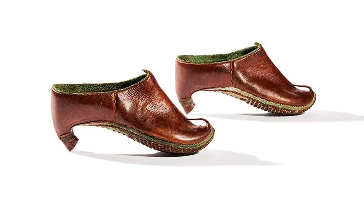 Teil der Kampfausrüstung in der persischen Kavallerie: Der Absatzschuh.
https://batashoemuseum.ca/