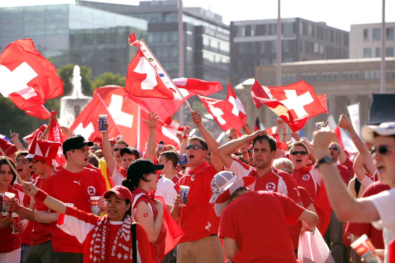 Bildnummer: 02328338 Datum: 13.06.2006 Copyright: imago/Hettrich
Schweizer Fußballfans sorgen für Stimmung; Vdig, quer, Fan, Fans, Fußballfan, Fußballfans, Zuschauer, Publikum, Schweiz, Public Viewing ...