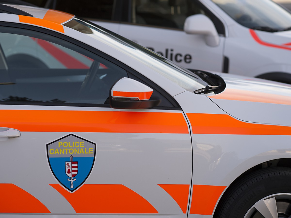 La police cantonale jurassienne est à la recherche d'un homme qui a commis un brigandage dans une station-service à Delémont (photo prétexte)