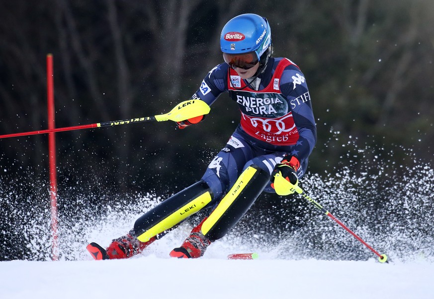 epa10388763 Mikaela Shiffrin of the United States cuts past a gate during the women&#039;s slalom race at the FIS Alpine Skiing World Cup event at Sljeme Mount, near Zagreb, Croatia, 04 January 2023.  ...