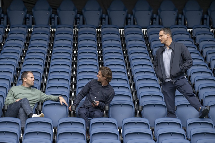 KEYPIX - FC Basel's sports diector Daniel Stucki, former player and member of the sports comission Valentin Stocker and president David Degen, from left, during a training session the day before  ...