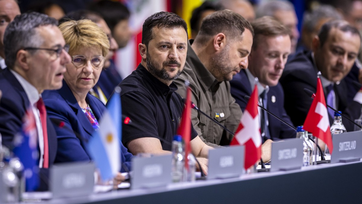 epa11415837 (L-R) Swiss Federal Councillor Ignazio Cassis, Swiss Federal President Viola Amherd, Ukrainian President Volodymyr Zelensky, Ukraine's Head of the Presidential Office of Ukraine Andri ...