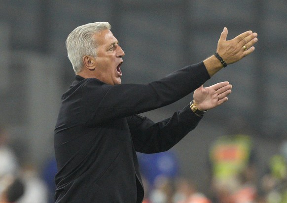 Bordeaux&#039;s head coach Vladimir Petkovic gives instructions during the French League One soccer match between Marseille and Bordeaux at the Velodrome stadium in Marseille, southern France, Sunday, ...