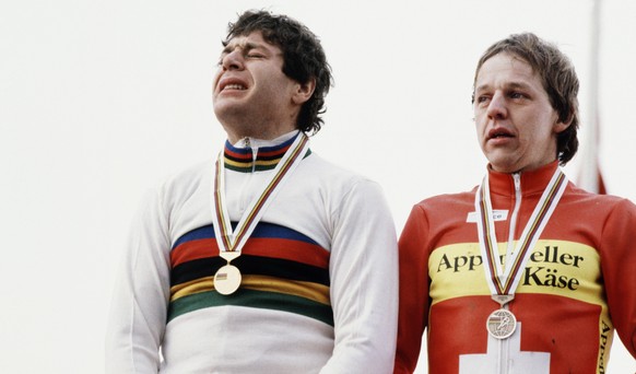 Das Siegerbild an der Rad-Quer WM 1988: Sieger Pascal Richard, links, und der Drittplatzierte, Beat Breu, rechts, beide weinend vor Freude, aufgenommen am 31. Januar 1988 in Haegendorf. (KEYSTONE/Mich ...