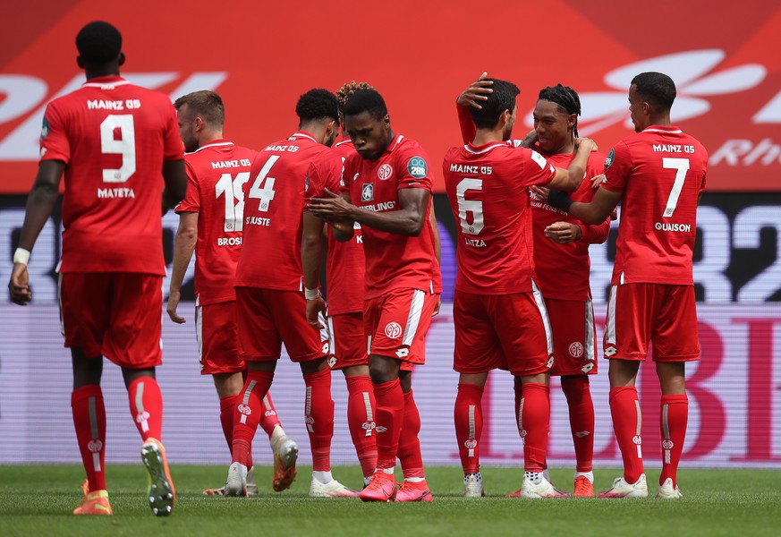 epa08497762 Jean-Paul Boetius (2-R) of Mainz celebrates scoring his team&#039;s second goal during the German Bundesliga soccer match between 1. FSV Mainz 05 and SV Werder Bremen at Opel Arena in Main ...