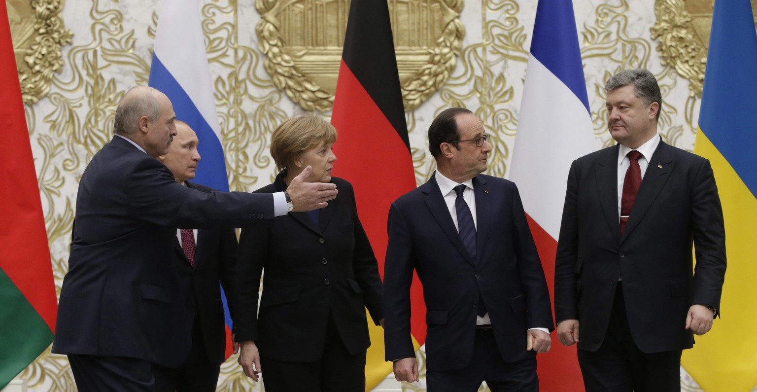 epa04614982 (L-R) Belarus President Alexander Lukashenko, Russian President Vladimir Putin, German Chancellor Angela Merkel, French President Francois Hollande and Ukrainian President Petro Poroshenko ...