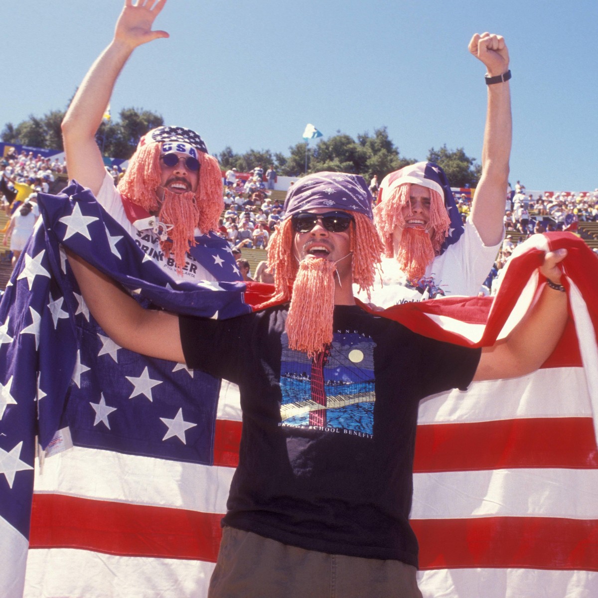 Bildnummer: 01874508 Datum: 04.07.1994 Copyright: imago/Sven Simon
Drei amerikanische Fans geben sich deutlich als Fans von Alexi Lalas (USA) zu erkennen; Vdia, quer, Fan, Fans, Fußballfan, Fußballfan ...