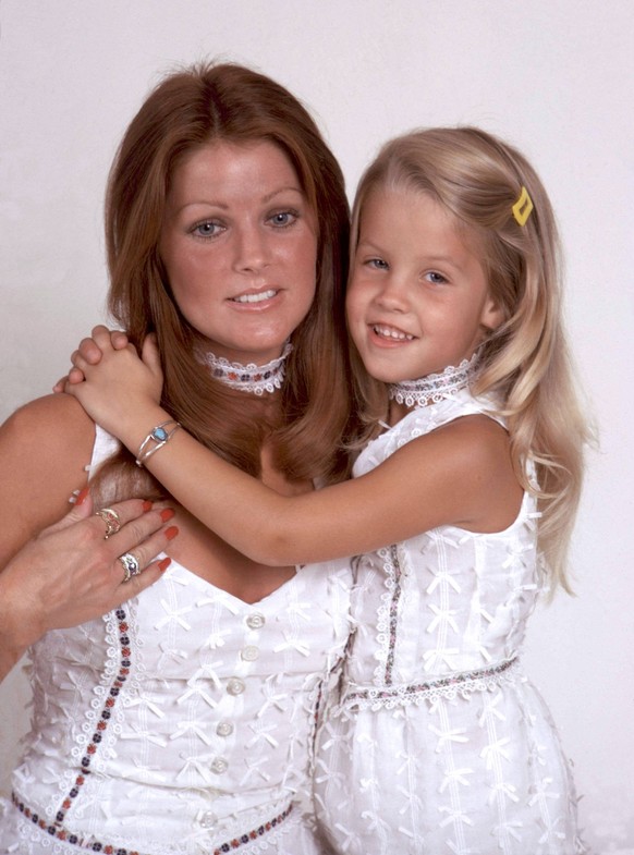 Priscilla Presley and Lisa Marie Los Angeles.CA.USA. LIBRARY. Priscilla Presley and daughter Lisa Marie in circa 1974. LMK30-SLIB250622PBOR-001 PUBLICATIONxINxGERxSUIxAUTxONLY