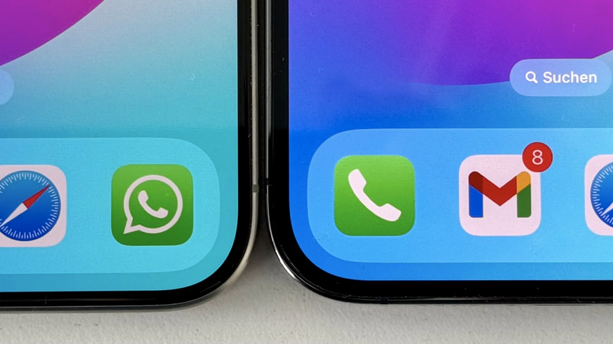 Links iPhone 15 Pro Max, rechts iPhone 14 Pro Max. Klar zu erkennen sind die dünneren Displayränder des neueren Geräts.