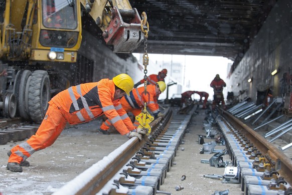 Auf der Brücke soll, wie hier am Bahnhof Löwenstrasse, eine feste, schotterlose Fahrbahn eingebaut werden.