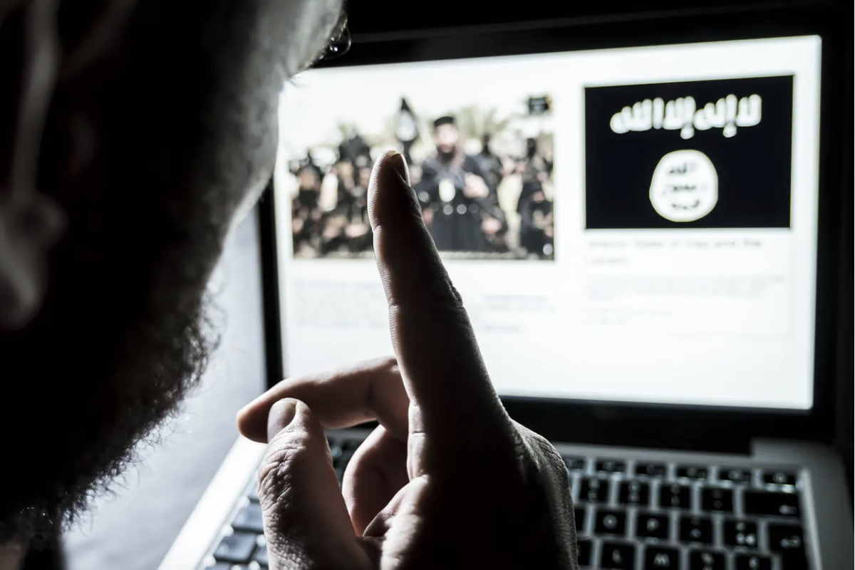 Un homme se nourrissant de propagande terroriste.