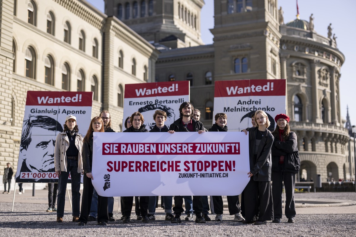 Aktivistinnen der JUSO mit Praesidentin Mirjam Hostetmann, 2. von links, machen mit Plakaten von wohlhabenden Schweizer Erben Werbung fuer ihre Volksinitiative "Initiative fuer eine Zukunft" ...