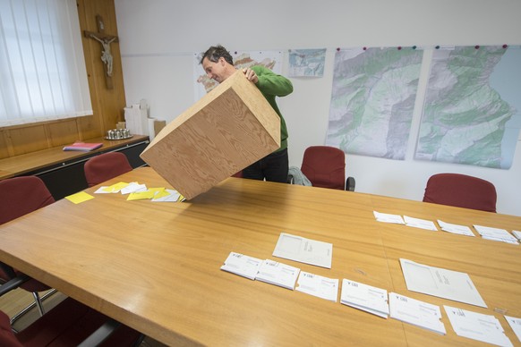 Die Urnen werden geleert in der Berggemeinde Isenthal im Kanton Uri bei der Stimmabgabe anlaesslich der Eidgenoessischen Nationalrats- und Staenderatswahlen am Sonntag, 18. Oktober 2015. (KEYSTONE/Urs ...