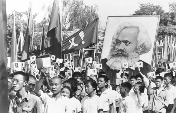 Chinesische Rotgardisten demonstrieren während der Kulturrevolution mit einem Marx-Porträt.