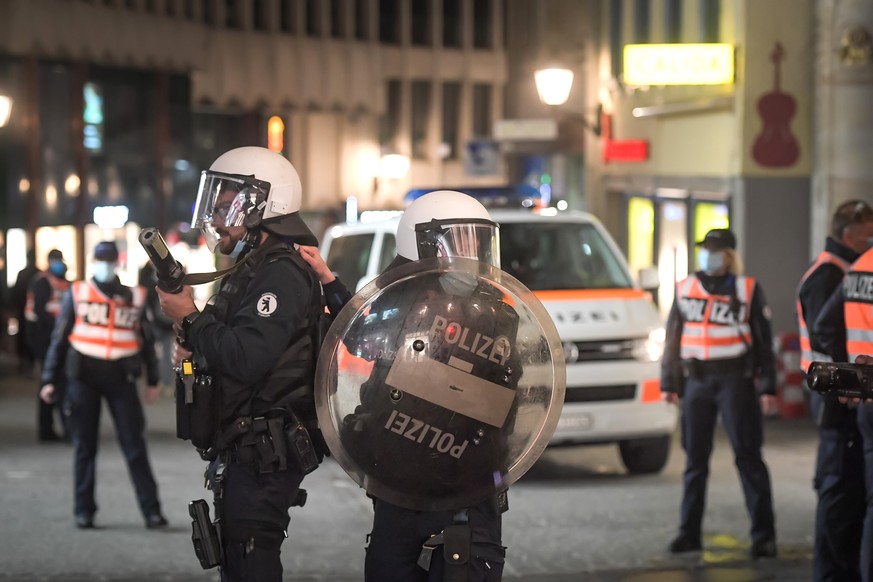 Polizisten beobachten die Situation beim Roten Platz wo sich mehrere hundert Jugendliche besammelt haben, am Freitag, 2. April 2021, in St. Gallen. In der St. Galler Innenstadt haben Jugendliche am Fr ...