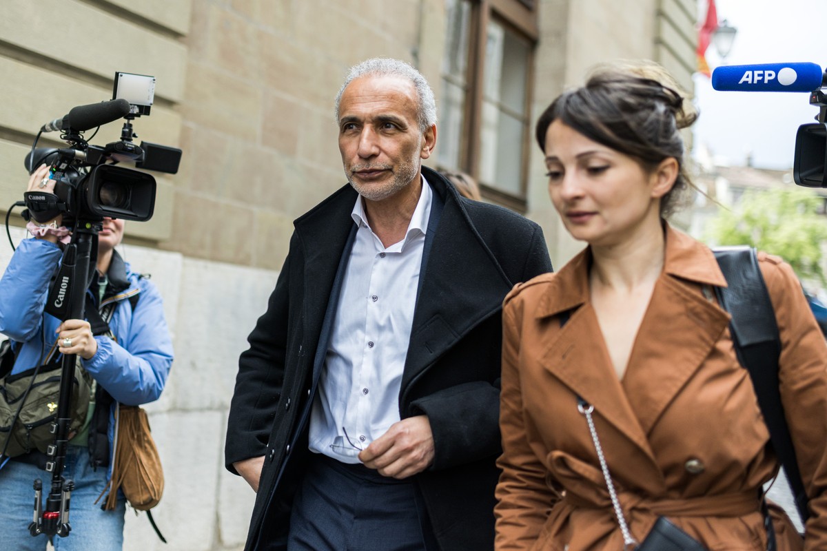 Swiss leading Islamic scholar Tariq Ramadan (center) at Geneva's courthouse for a second day of hearing with Geneva's prosecutor as part of an investigation over sexual assault, in Geneva, S ...