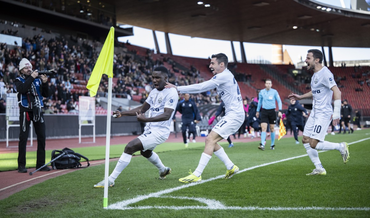 Zuerichs Ifeanyi Mathew, links, jubelt nach seinem 1:0 Tor im Fussball Meisterschaftsspiel der Super League zwischen dem FC Zuerich und den BSC Young Boys im Letzigrund, am Sonntag, 3 Maerz 2024 in Zu ...