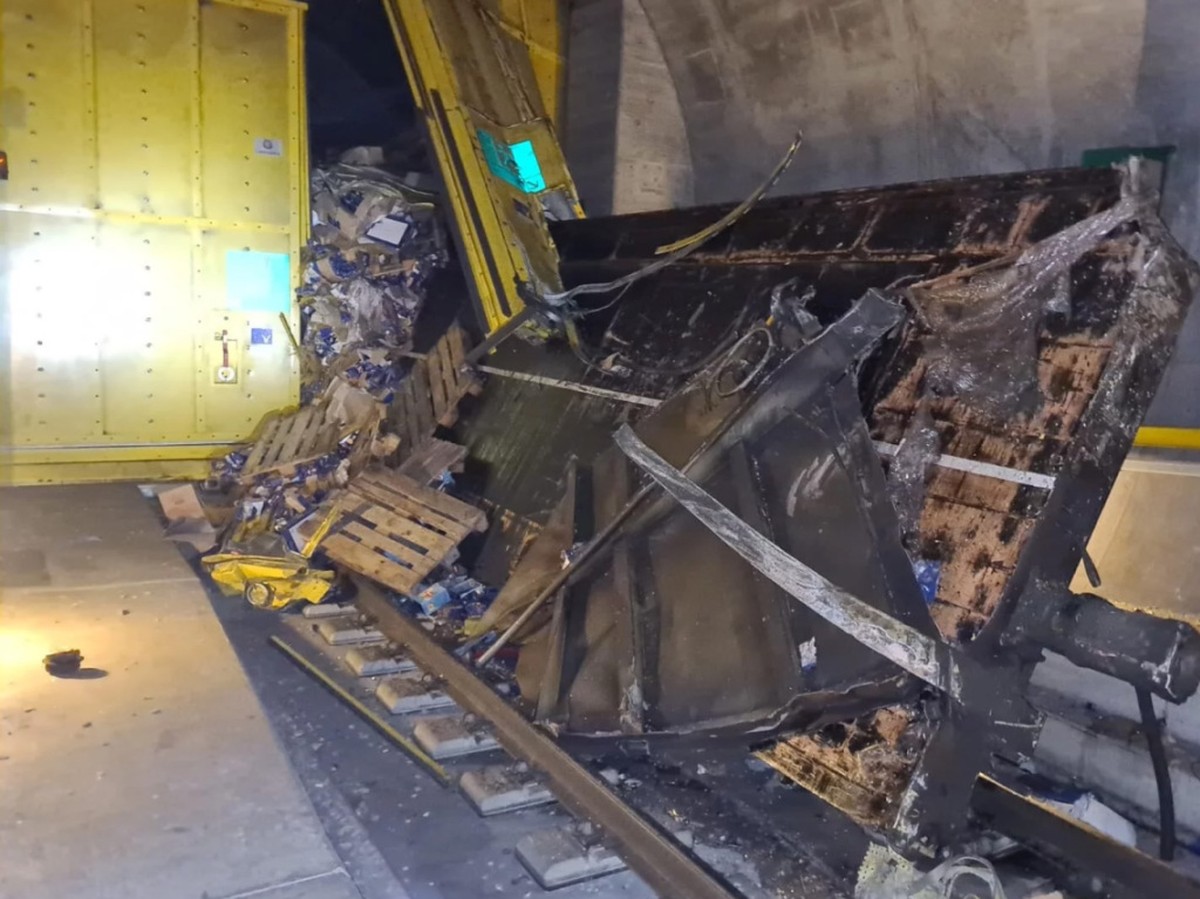 Tunnel du Gothard fermé: la remise en état se prolonge. Tunnel du Gothard après le déraillement d'un train