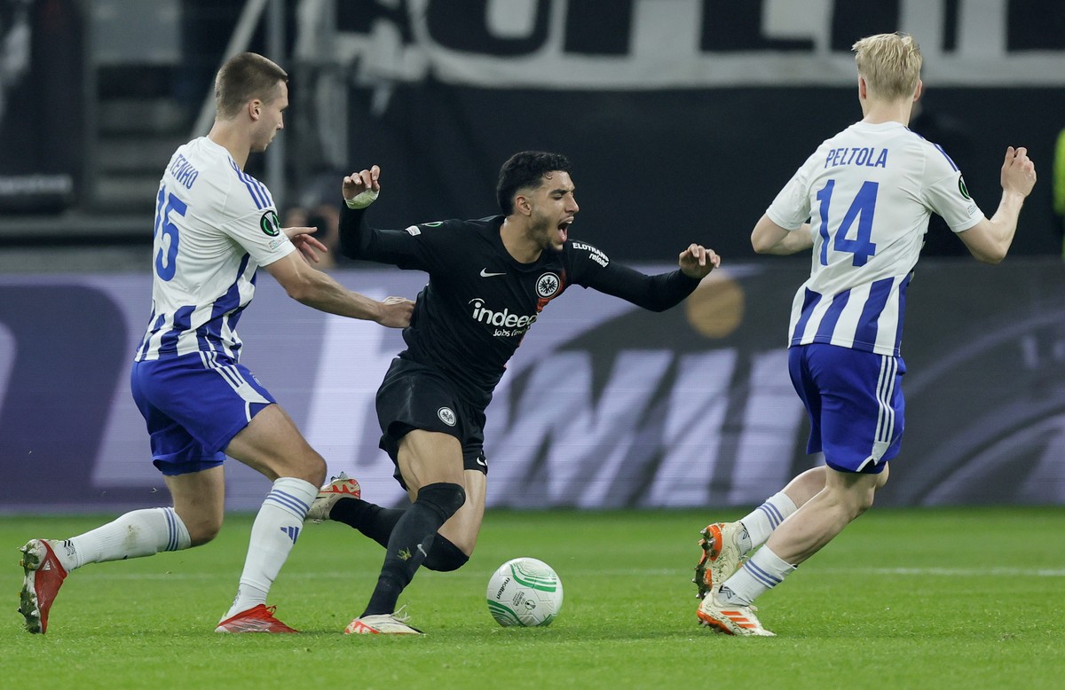 epa10941424 Frankfurt's Omar Marmoush (R) in action against Helsinki's Miro Tenho (L) during the UEFA Conference League Group G soccer match between Eintracht Frankfurt and HJK Helsinki in F ...