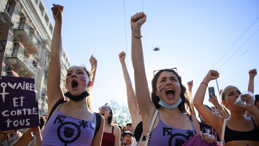 Des femmes manifestent lors d'une manifestation de la greve des femmes / greve feministe, 30 ans apres la premiere greve des femmes en Suisse, ce lundi 14 juin 2021 a Lausanne. (KEYSTONE/Laurent  ...