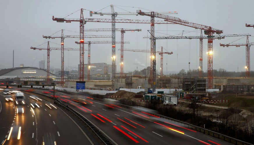 Kräne wohin das Auge reicht: Die Baustelle für das neue Verteilzentrum des Grossverteilers Coop in Pratteln.