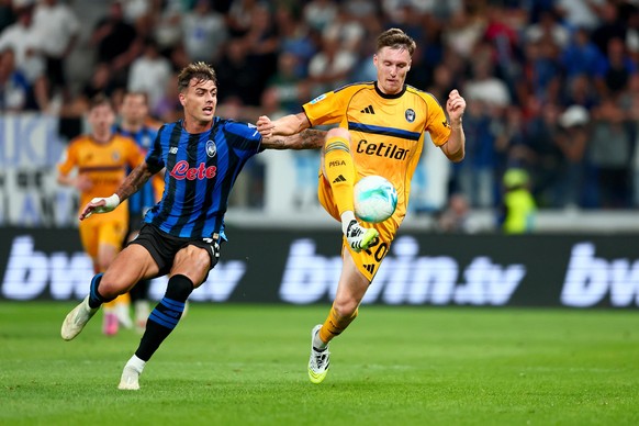 epa12320392 Pisa?s Michel Aebischer (R) and Atalanta&#039;s Daniel Maldini in action during the Italian Serie A soccer match Atalanta BC vs Pisa SC in Bergamo, Italy, 24 August 2025. EPA/MICHELE MARAV ...