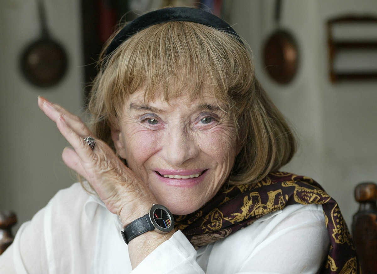 ARCHIVE --- VOR 100 JAHREN WURDE AM 6. SEPTEMBER DIE ST. GALLER "MAERLITANTE" TRUDI GERSTER GEBOREN --- Trudi Gerster, aufgenommen in ihrer Wohnung in Basel am Montag, 13. Oktober 2003. (KEY ...