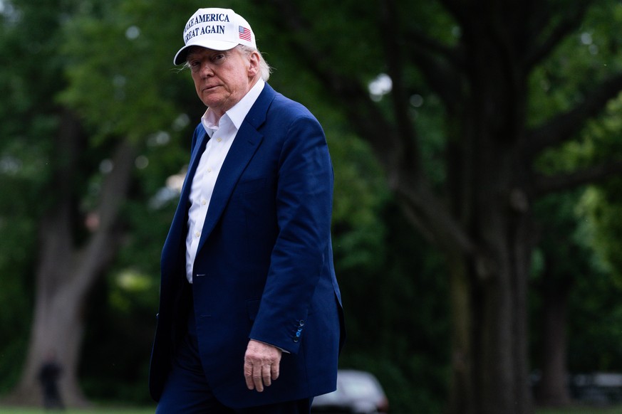 epa12135865 US President Donald Trump crosses the South Lawn after exiting Marine One at the White House in Washington, DC, USA, on 25 May 2025. Over the weekend, Trump delivered a speech to West Poin ...