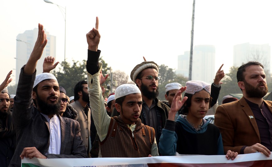 epa11087112 Pakistani activists of Muslim Talba Mahaz (MTM) protest against Iranian missile strikes at the Pakistani border village in Balochistan province, in Islamabad, Pakistan, 18 January 2024. Ir ...