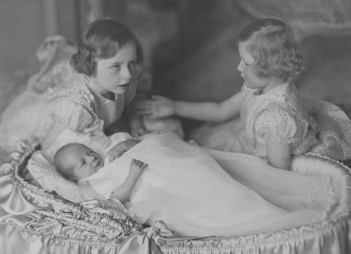 Kronprinzessin M�rtha von Norwegen. 1901 1954. Auf dem Bild ihr Sohn und zuk�nftiger K�nig von Norwegen, Kronprinz Harald. Prinz Harald wurde am 21. Februar 1937 geboren. Neben dem Babybett seine Schw ...