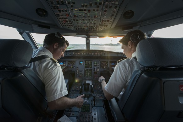 Pilot and copilot fly the aircraft, pictured on May 1, 2013, in an aircraft of Swiss. Swiss, short for Swiss International Air Lines, flies from Zurich to Chicago and back. (KEYSTONE/Christian Beutler ...