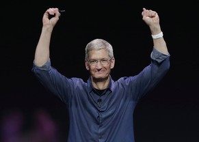 Apple-Chef Tim Cook (hier an der Keynote im September) hat allen Grund zur Freude.