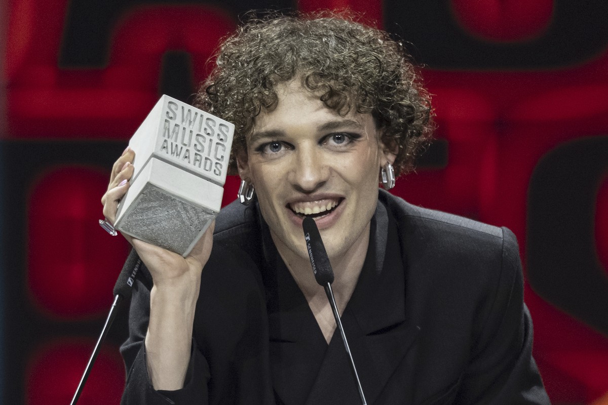 Best Solo Act National Nemo thanks for winning at the award ceremony of the Swiss Music Awards in Zuerich, Switzerland, Wednesday, May 28, 2025. (Ennio Leanza/Keystone via AP)
Nemo Mettler