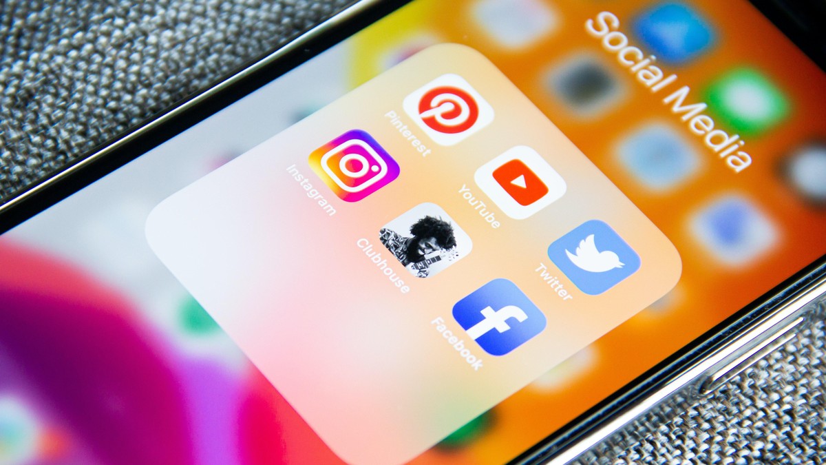 Applications, social media, pinterest, YouTube, Twitter, Instagram, Clubhouse, Facebook, smart phone.