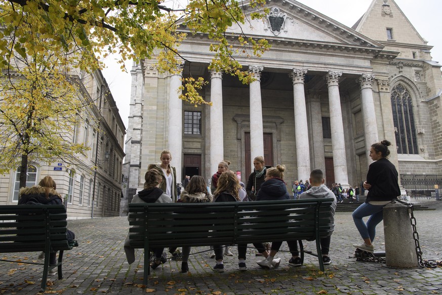 Des jeunes attendent devant la Cathedrale St Pierre avant de la visites, durant le Festival Reformaction de la jeunesse Protestante, ce samedi 4 novembre 2017 a Geneve. La Federation des eglises prote ...