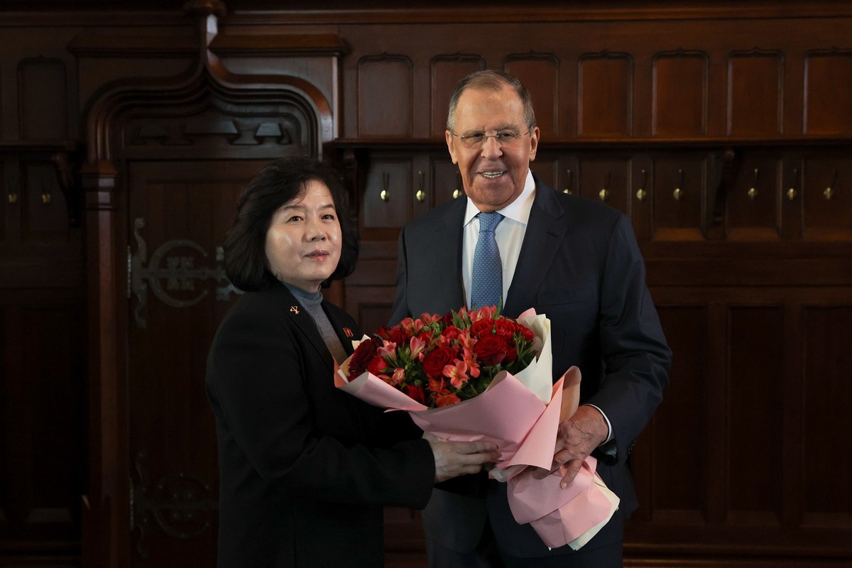 epa13123842 A handout photo made available by the Russian Foreign Ministry press service shows Russian Foreign Minister Sergey Lavrov (R) welcoming North Korea's Foreign Minister Choe Son-hui (L) ...