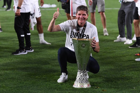 IMAGO / Revierfoto

Fußball Europa League Finale Eintracht Frankfurt - Glasgow Rangers am 18.05.2022 im Estadio Ramon Sanchez-Pizjuan in Sevilla Oliver Glasner ( Trainer / Cheftrainer Frankfurt ) mit  ...