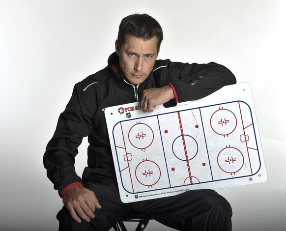 Guy Boucher soll den Spengler Cup erstmals seit 2012 wieder mit Kanada gewinnen.