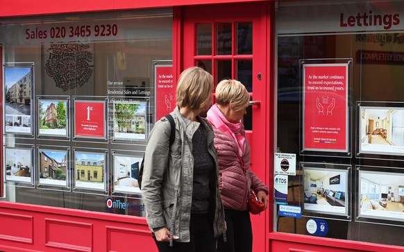 epa10211411 People look over sales options at a real estate agent in London, Britain, 28 September 2022. UK Banks have begun withdrawing mortgage products for customers following British Chancellor Kw ...