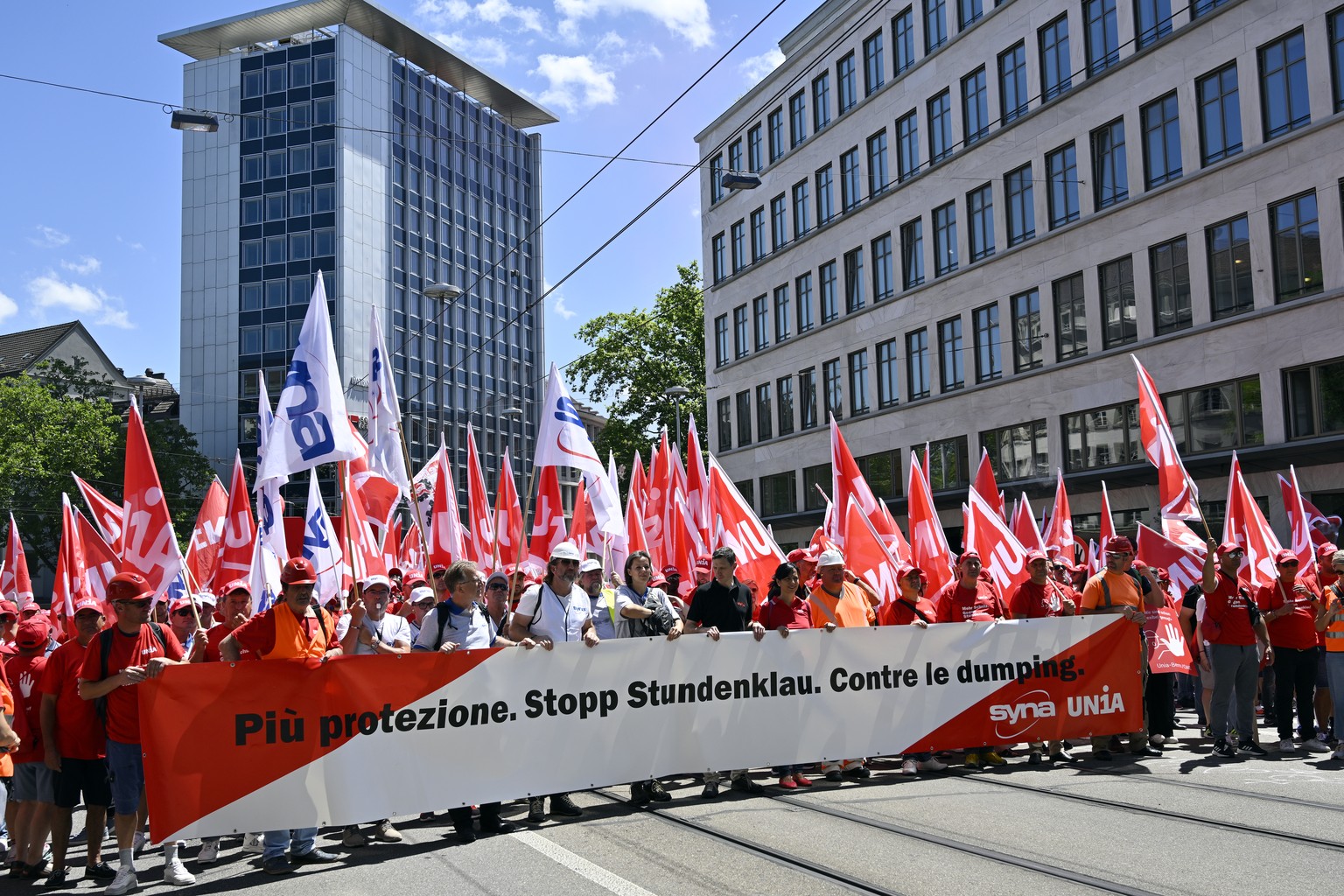 Demonstration der Bauarbeiter in Zuerich am Samstag, 25. Juni 2022. Die Bauarbeiter demonstrieren fuer bessere Arbeitsbedingungen. Hintergrund sind die laufenden Verhandlungen zum LMV fuer das Bauhaup ...