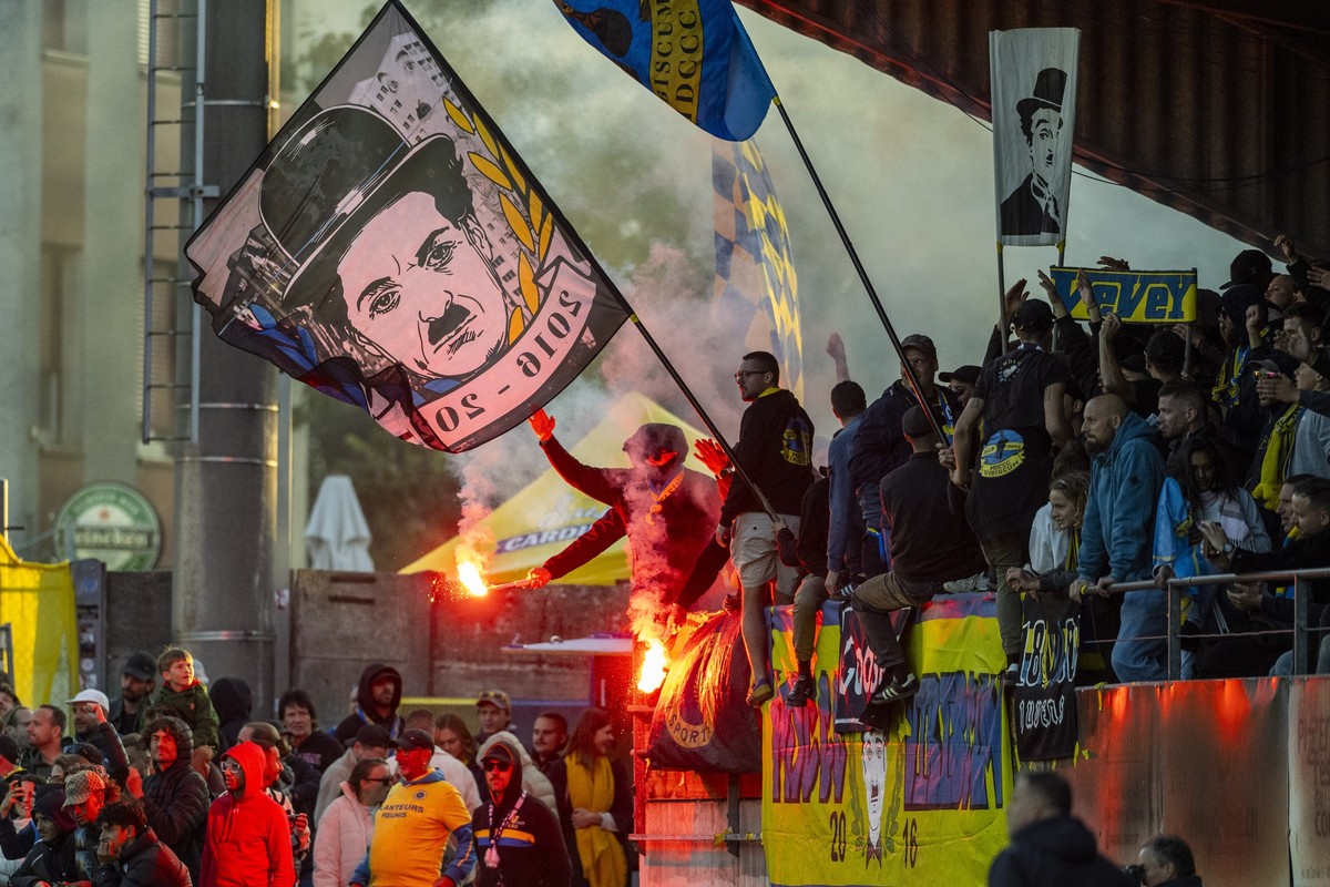 Les supporters du club Vevey Sport encourage leur equipe avec des drapeaux avec le portrait de Charlie Chaplin, lors de la rencontre de football de la Coupe Suisse des seiziemes de finale entre le clu ...