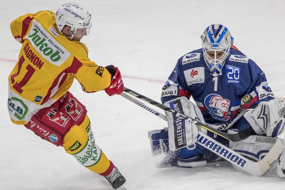 Zuerichs Goalie Niklas Schlegel, rechts, im Spiel gegen Langnaus Aaron Gagnon, waehrend dem Eishockey-Meisterschaftsspiel der National League zwischen den ZSC Lions und den SCL Tigers, am Donnerstag,  ...