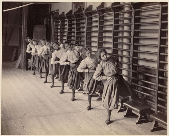 Turnstunde für Mädchen an der Charlestown High School in Boston, 1893.<br data-editable="remove">