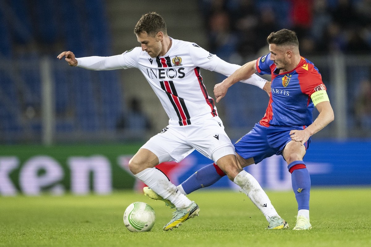 Nice's Aaron Ramsey, left, fights for the ball against Basel's Taulant Xhaka, right, during the UEFA Conference League soccer match between Switzerland's FC Basel 1893 and OGC Nice of F ...