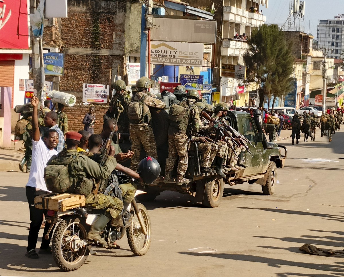 FILE - M23 rebels enter the centre of east Congo's second-largest city, Bukavu, and take control of the South Kivu province administrative office, Sunday, Feb. 16, 2025. (AP Photo/Janvier Barhahi ...